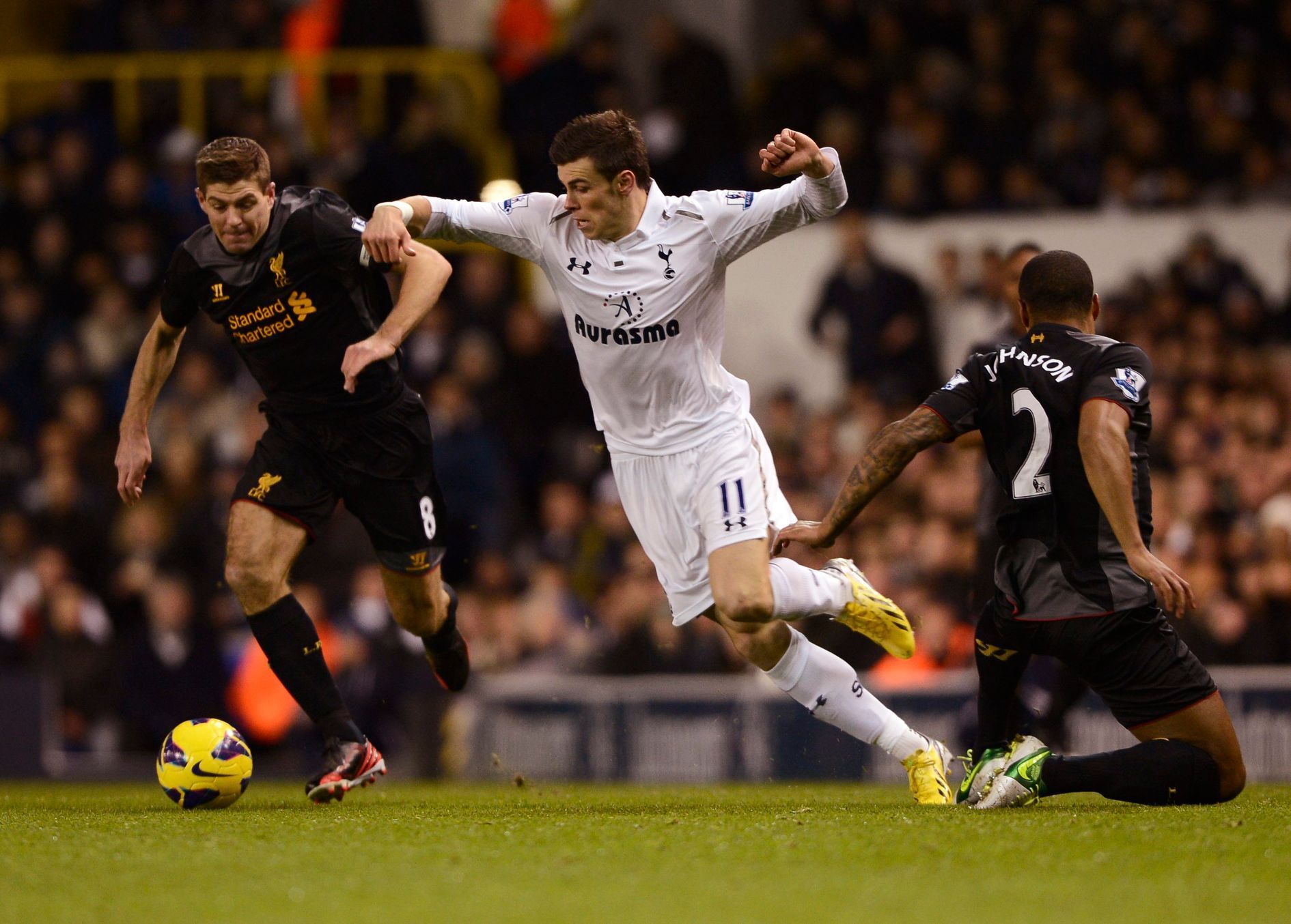 Tottenham - Liverpool (Bale bojuje o míč s Gerrardem)