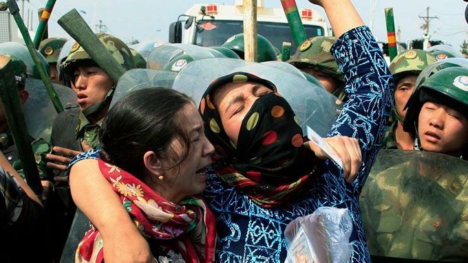 Ženy proti násilí. Podívejte se na střety Ujgurů a čínské policie