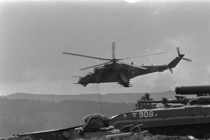 Vrtulník Mi-24 nad tankem během cvičení Šumava 88, vojenský výcvikový prostor Boletice, 9. června 1988. Ilustrační snímek
