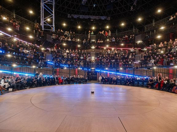 Představení Madisonské mosty v hlavních rolích s Janem Révaiem a Vandou Hybnerovou mělo v Nové Spirále premiéru v listopadu 2024.