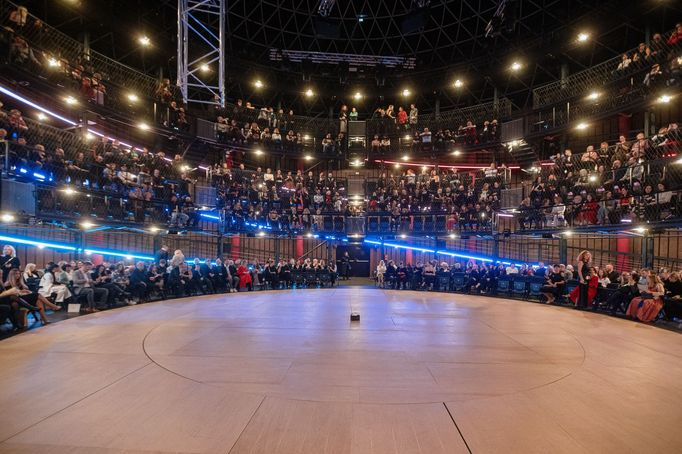 Představení Madisonské mosty v hlavních rolích s Janem Révaiem a Vandou Hybnerovou mělo v Nové Spirále premiéru v listopadu 2024.