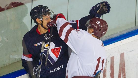 Pěsti v Holešovicích. Sparta ve federálním derby přehrála slovanisty z KHL