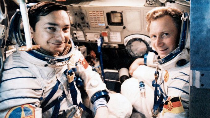Zleva kosmonauti Valerij Bykovskij ze Sovětského svazu a Sigmund Jaehn z NDR v roce 1978.