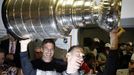 Zřejmě poslední Haškovy okamžiky v NHL. Legendární brankář třímá svůj druhý Stanley Cup v kariéře.