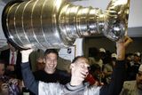 Zřejmě poslední Haškovy okamžiky v NHL. Legendární brankář třímá svůj druhý Stanley Cup v kariéře.