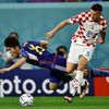 Takehiro Tomijasu a Ivan Perišič v osmifinále MS 2022 Japonsko - Chorvatsko