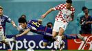 Takehiro Tomijasu a Ivan Perišič v osmifinále MS 2022 Japonsko - Chorvatsko