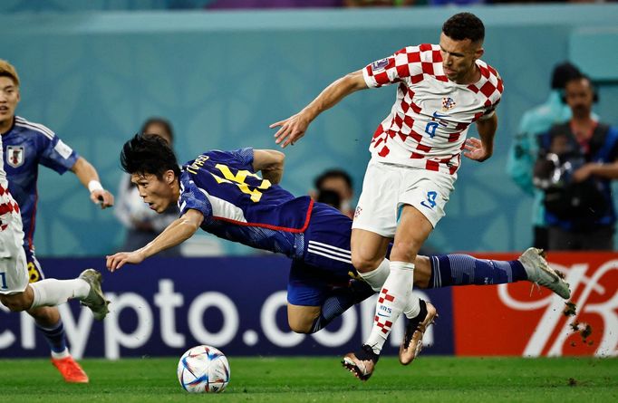 Takehiro Tomijasu a Ivan Perišič v osmifinále MS 2022 Japonsko - Chorvatsko