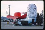 Benzinová stanice Hat'n'Boots poblíž Route 99, Seattle, Washington, 1977