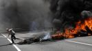 A man crosses a barricade of burning tyres during a protest by coal miners against government spending cuts in the mining sector, along National Highway 630 in Cinera, northern Spanish province of Leon June 11, 2012. REUTERS/Eloy Alonso (SPAIN - Tags: CIVIL UNREST BUSINESS EMPLOYMENT ENERGY) Published: Čer. 11, 2012, 3:38 odp.