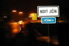 Voda v Novém Jičíně odnášela koleje i auta