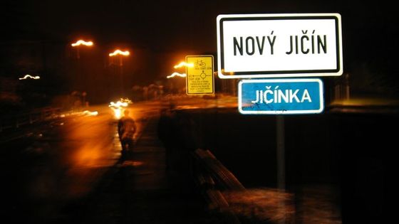 Voda v Novém Jičíně odnášela koleje i auta