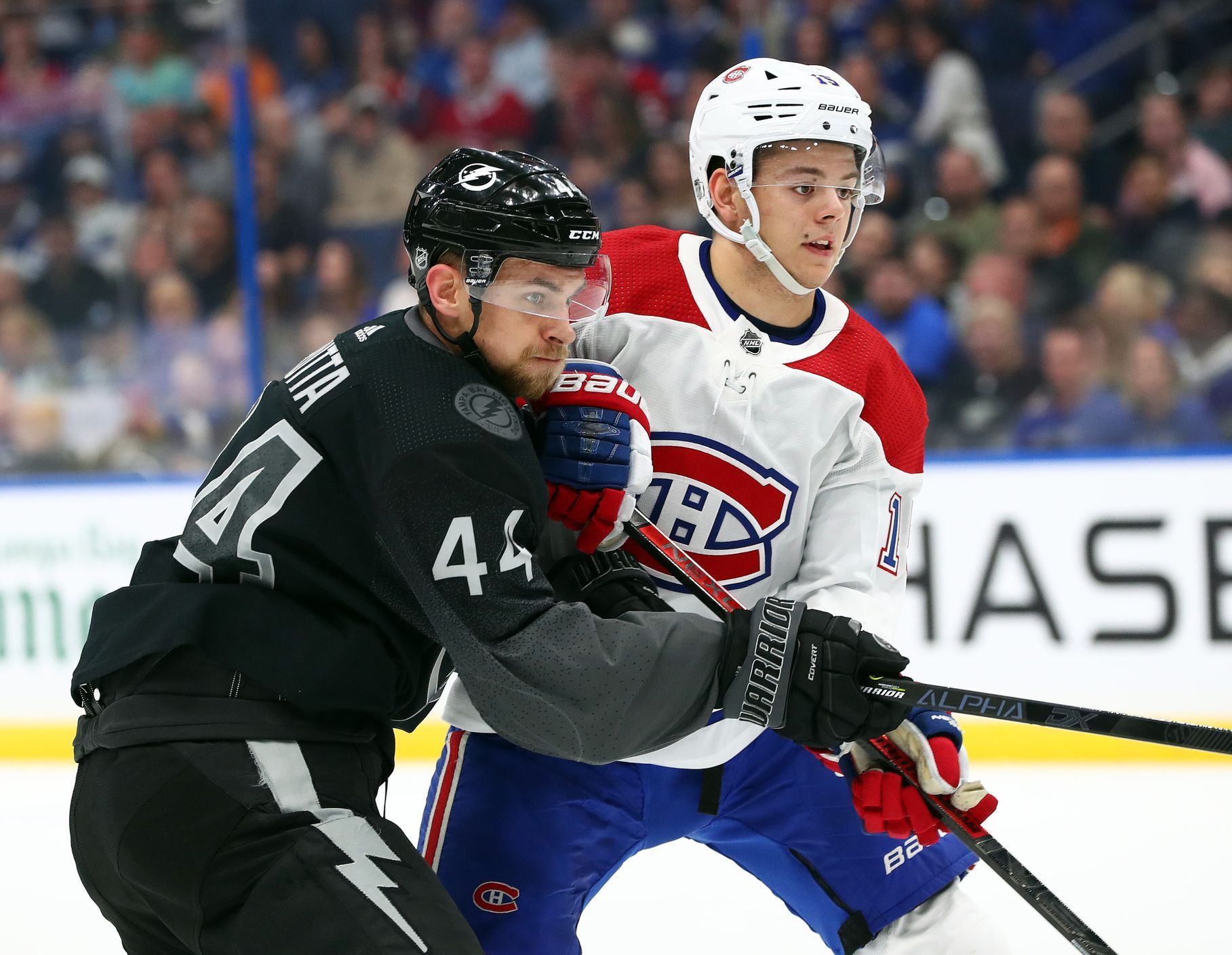 NHL 2019/20, Tampa Bay - Montreal: Jan Rutta (v černém) a Jesperi Kotkaniemi