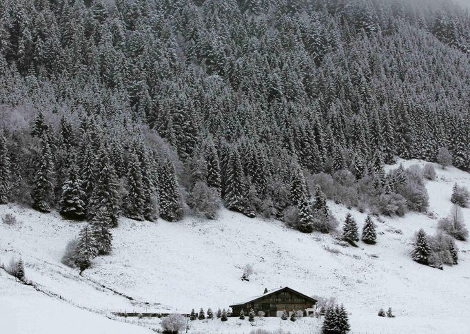 A house is pictured after a snow storm in the Alpine ski resort of Rougemont, 150 km (93.2 miles) east of Geneva, November 29, 2012. REUTERS/Denis Balibouse (SWITZERLAND - Tags: ENVIRONMENT) Published: Lis. 29, 2012, 2:24 odp.