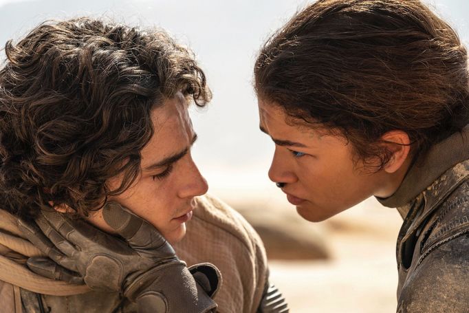 Timothée Chalamet jako Paul Atreides a Zendaya v roli Chani.