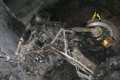 Mladík po nehodě chytl od motorky a uhořel