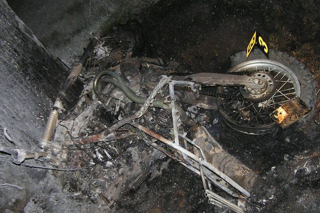 Motocykl i řidič po nehodě na Rokycansku shořeli