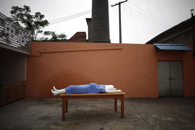 A plastic mannequin to be used for undertaker service class is seen outside of the Tianquanjiajing Funeral Service school in Jiaxing, Zhejiang province May 29, 2012. A new breed of young Chinese undertakers are fighting centuries-old taboos to gain social acceptance for their profession, saying they help the deceased and their families make their final parting with respect. There are more than 1,500 students across the country studying to become undertakers each year. Courses in funeral services take three years to complete and the service includes washing of the dead body as well as providing funeral make-up and dressing. Picture taken May 29, 2012. REUTERS/Carlos Barria (CHINA - Tags: SOCIETY) ATTENTION EDITORS - PICTURE 10 OF 17 FOR PACKAGE 'FUNERAL SERVICE STUDENTS' Published: Čer. 7, 2012, 2:44 dop.