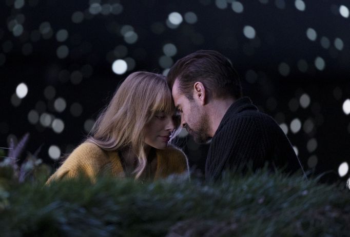 Margot Robbie jako Sarah a Colin Farrell v roli Davida ve filmu Velká odvážná nádherná cesta (2025).