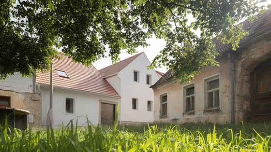 Architekti koupili dvojdům v ospalém jihočeském městě. Proměnili ho v útulný domov