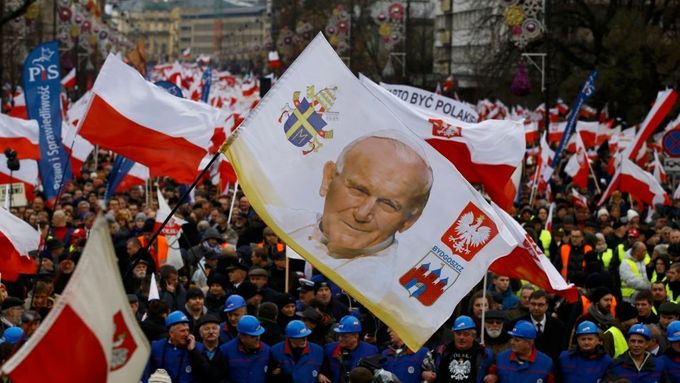 Ve Varšavě manifestovaly desetitísíce příznivců polské vládní strany.
