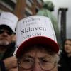 Zaměstnanci Opelu v čepicích s nápisem "Svoboda otrokům GM" na stávce v Ruesselsheimu