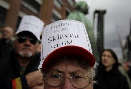Zaměstnanci Opelu v čepicích s nápisem "Svoboda otrokům GM" na stávce v Ruesselsheimu