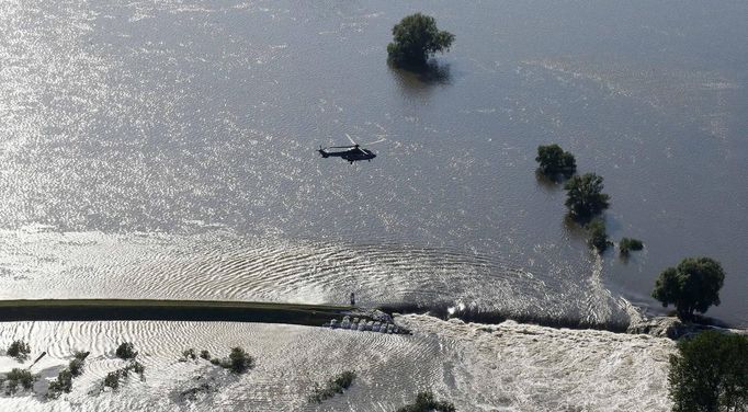 A Super Puma of the German Federal Police Bundespolizei carries sandbags to fix the broken dam built to contain the swollen Elbe river during floods near the village of Fischbeck, in the federal state of Saxony Anhalt, June 10, 2013. REUTERS/Tobias Schwarz (GERMANY - Tags: DISASTER ENVIRONMENT)