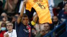 Kapitán PSG Kylian Mbappé slavil gól do sítě Clermontu s dresem zraněného brankáře