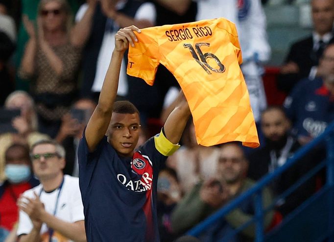 Kapitán PSG Kylian Mbappé slavil gól do sítě Clermontu s dresem zraněného brankáře