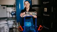 "Táta nechtěl, abych šla do sládkovského učení. Pro holku je to fyzicky náročná práce. Člověk je stále na nohou, pořád něco nosí, míchá, tahá, přenáší. Je to zkrátka dřina," vysvětluje Petružálková.