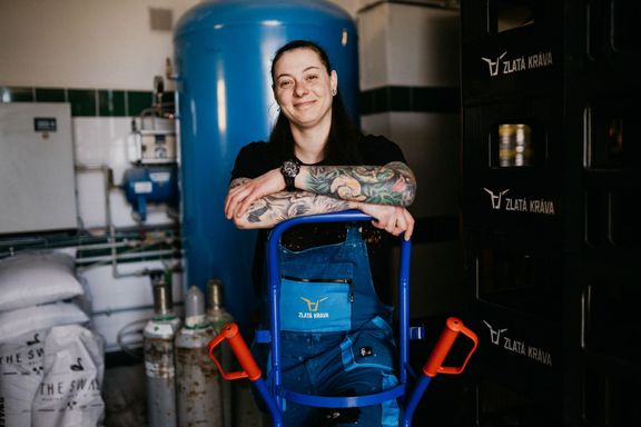 "Pro holku je to fyzicky náročná práce. Člověk je stále na nohou, pořád něco nosí, míchá, tahá, přenáší. Je to zkrátka dřina."