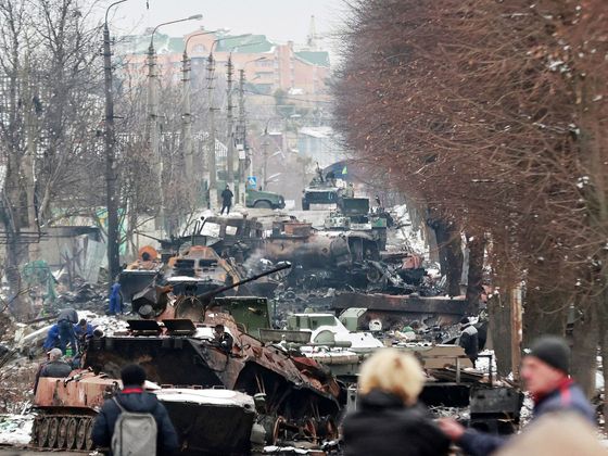 Zničená ruská vojenská technika ve městě Buča.