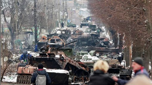 Záběry z následků bitvy o město Buča v kyjevské oblasti Ukrajiny. Na snímku je vidět zničená obrněná technika. 1. 3. 2022