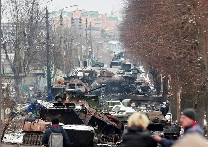 Záběry z následků bitvy o město Buča v kyjevské oblasti Ukrajiny. Na snímku je vidět zničená obrněná technika. 1. 3. 2022