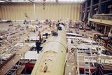 Poslední komerční let se uskutečnil ještě dříve, 24. října 2003, kdy se do vzduchu vznesly hned tři stroje aerolinek British Airways. Dva vyrazily z Londýna a třetí se do britské metropole naopak vracel z New Yorku. Všechny tři lety byly obsazené do posledního sedadla. (Na snímku první prototyp Concorde 001 v továrně ve francouzském Toulouse.)