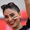 Íránská fanynka na zápase MS 2022 Wales - Írán
