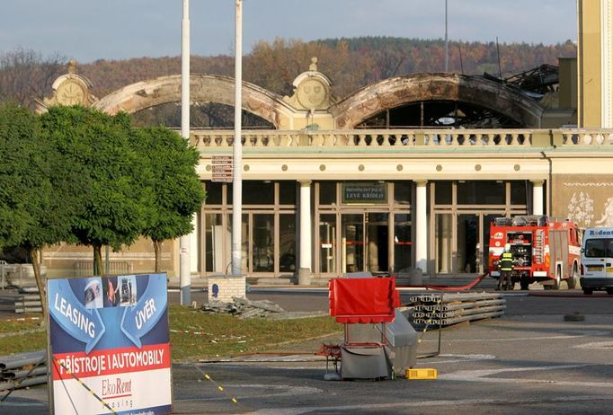 Následky požáru levého křídla Průmyslového paláce