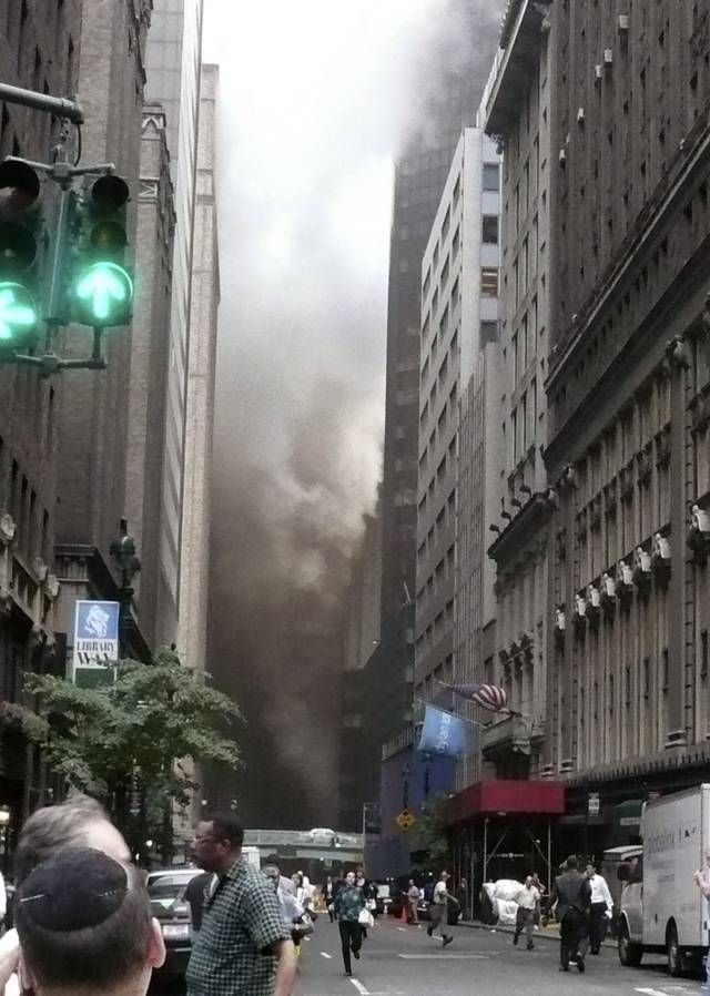 Pohled, který připomíná pověstné záběry pádu WTC
