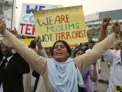 Demonstrace proti Talibanu a násilí na ženách, Láhaur, 4. dubna. Jsme muslimové, ne teroristé, stojí na nejbližším plakátu