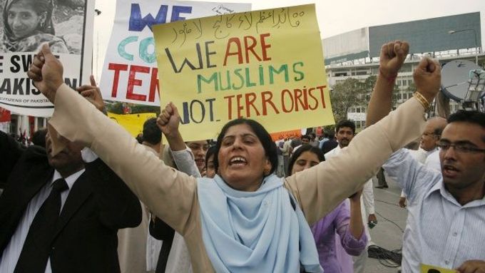 Demonstrace v Pákistánu. "Jsme muslimové, ne teroristé," stojí na plakátu.