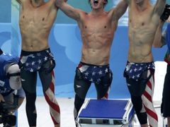 Michael Phelps slaví pátou zlatou medaili z Pekingu, svou jedenáctou olympijskou celkem. Tentokrát ve štafetě na 4x200 metrů.