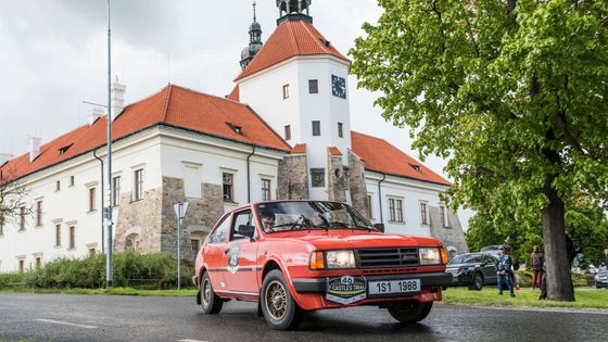 Rapidem po sedmi hradech. Na startu setinové rallye s veteránskou škodovkou