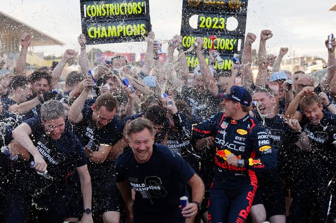 Red Bullu slaví zisk Poháru konstruktérů v cíli VC Japonska F1 2023