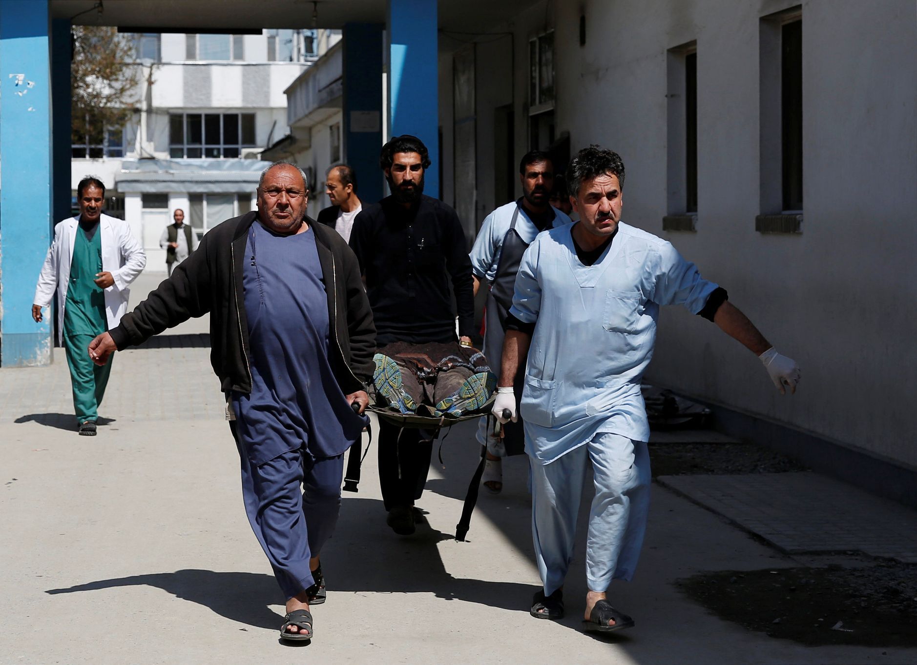 Útok sebevražedného atentátníka v Kábulu.