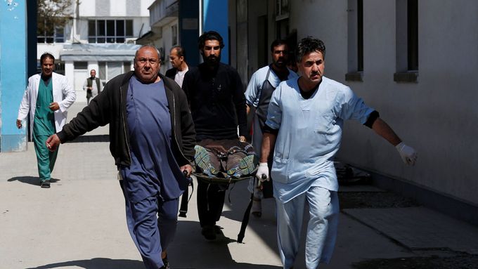 Útok sebevražedného atentátníka v Kábulu.