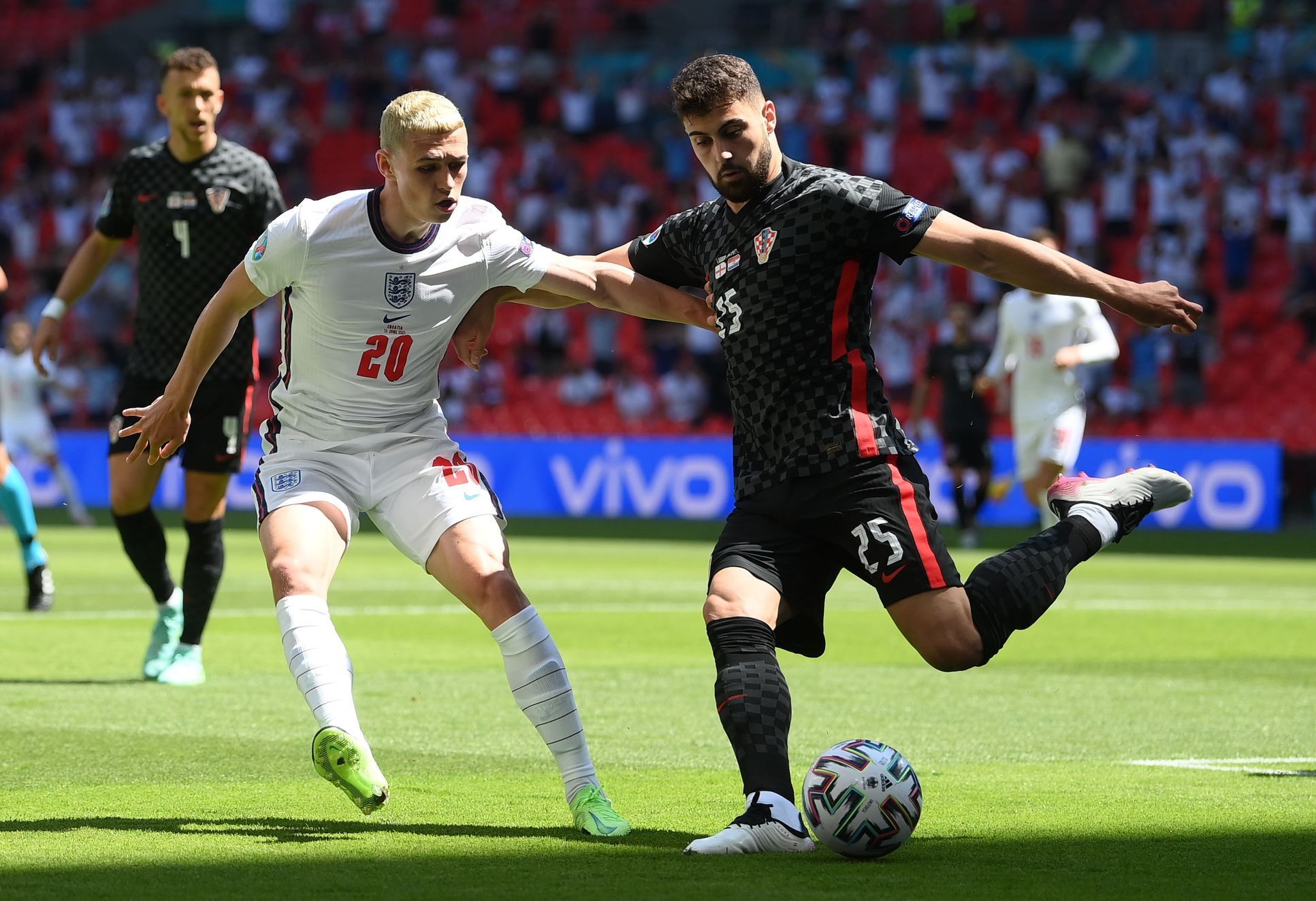 Phil Foden a Joško Gvardiol  v zápase Anglie - Chorvatsko na ME 2020