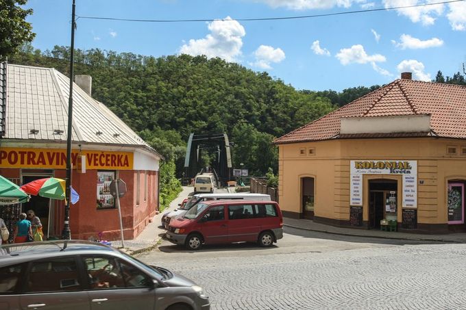 Stejné místo u Starého davelského mostu vyfotografované v roce 2013