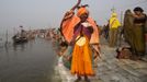 A Sadhu, or a Hindu holy man, performs morning prayers on the banks of the river Ganges ahead of the "Kumbh Mela" (Pitcher Festival) in the northern Indian city of Allahabad January 13, 2013. During the festival, Hindus take part in a religious gathering on the banks of the river Ganges. "Kumbh Mela" will return to Allahabad in 12 years. REUTERS/Ahmad Masood (INDIA - Tags: SOCIETY RELIGION) Published: Led. 13, 2013, 7:05 dop.