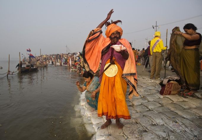 A Sadhu, or a Hindu holy man, performs morning prayers on the banks of the river Ganges ahead of the "Kumbh Mela" (Pitcher Festival) in the northern Indian city of Allahabad January 13, 2013. During the festival, Hindus take part in a religious gathering on the banks of the river Ganges. "Kumbh Mela" will return to Allahabad in 12 years. REUTERS/Ahmad Masood (INDIA - Tags: SOCIETY RELIGION) Published: Led. 13, 2013, 7:05 dop.